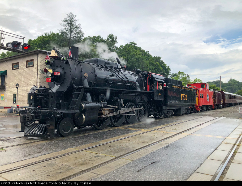 GSMR 1702 backs across Everett Street